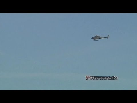 Polémique suite au survol d’un avion avec une banderole pour la destitution de Macron Polémique suite au survol d'un avion avec une banderole pour la destitution de Macron